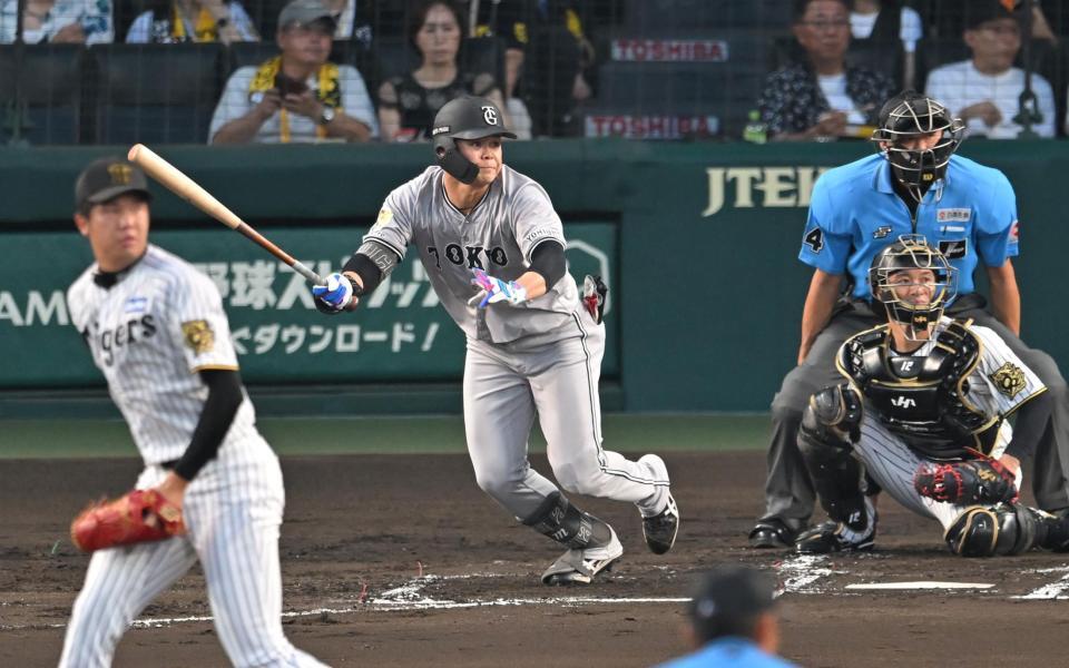 　２回、二塁打を放つ中山（撮影・飯室逸平）