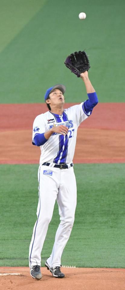 　１回、岡林を投ゴロに打ち取る藤浪（撮影・佐藤厚）