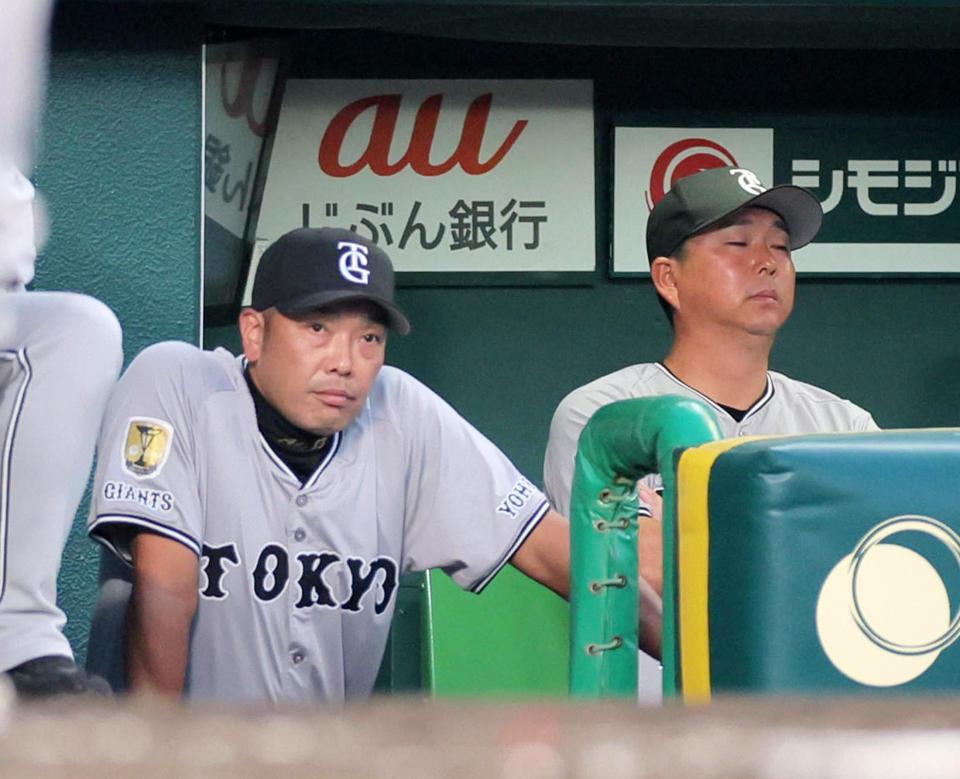 　２回、リチャードが併殺に倒れ、厳しい表情の阿部監督