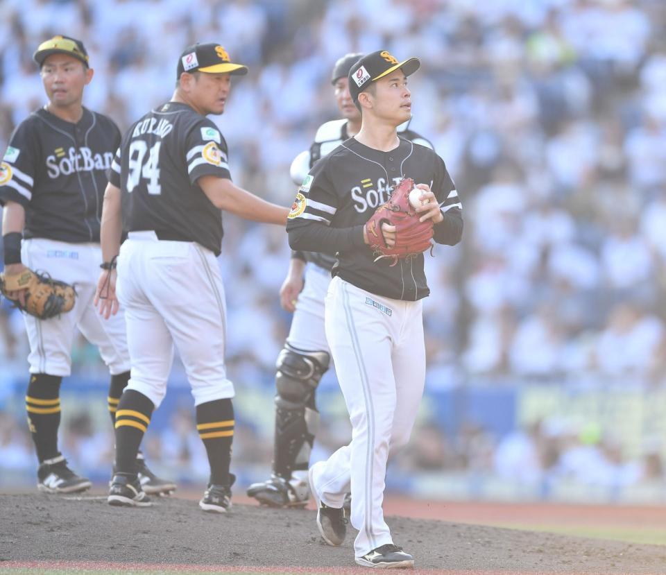 　３回途中で降板した先発・松本晴（手前）＝撮影・開出牧