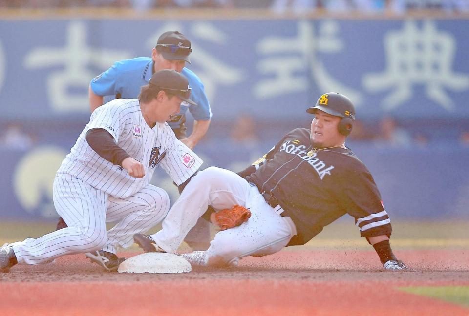 　３回、左線にヒットを放つが、二塁でタッチアウトとなる山川（右）。二塁手・宮崎（撮影・開出牧）