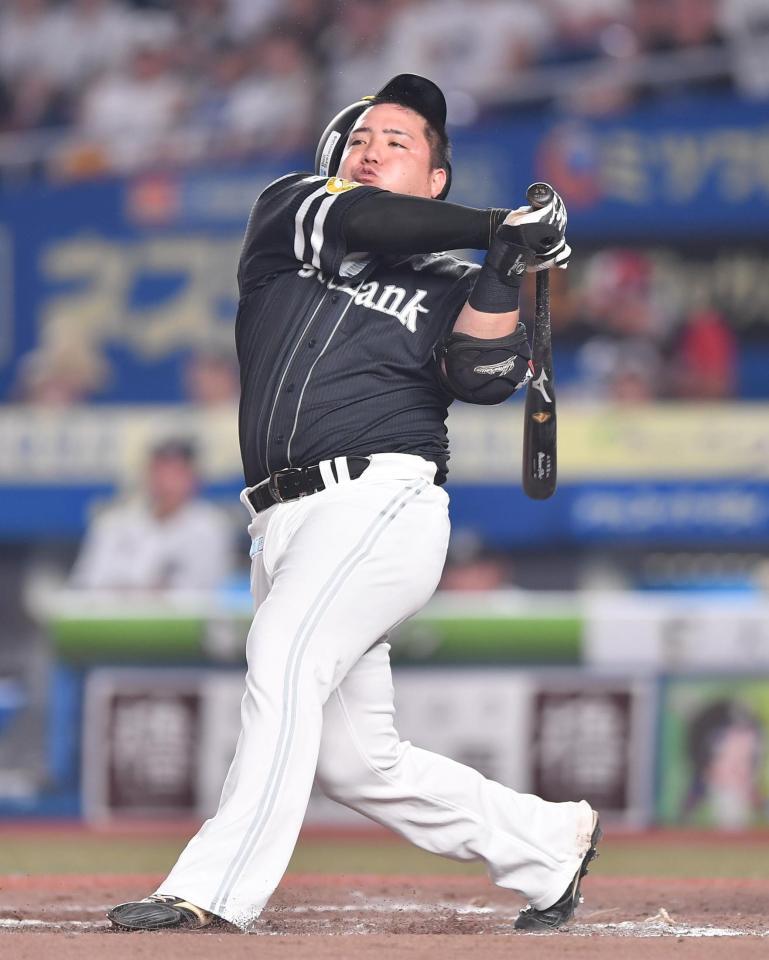 　７回、空振り三振に倒れた山川（撮影・開出牧）