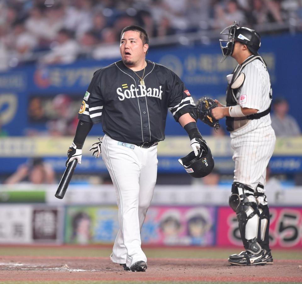 　７回、空振り三振に倒れた山川。捕手・佐藤（撮影・開出牧）