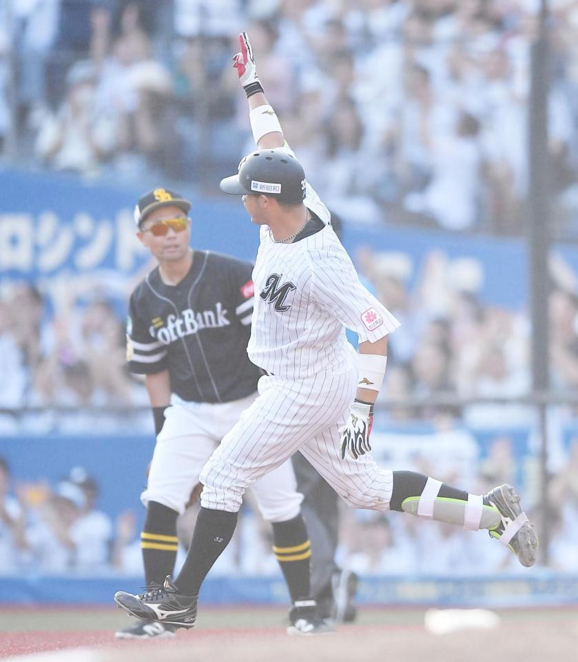 　２回、同点の右越えソロを放ちポーズを決める佐藤（撮影・開出牧）