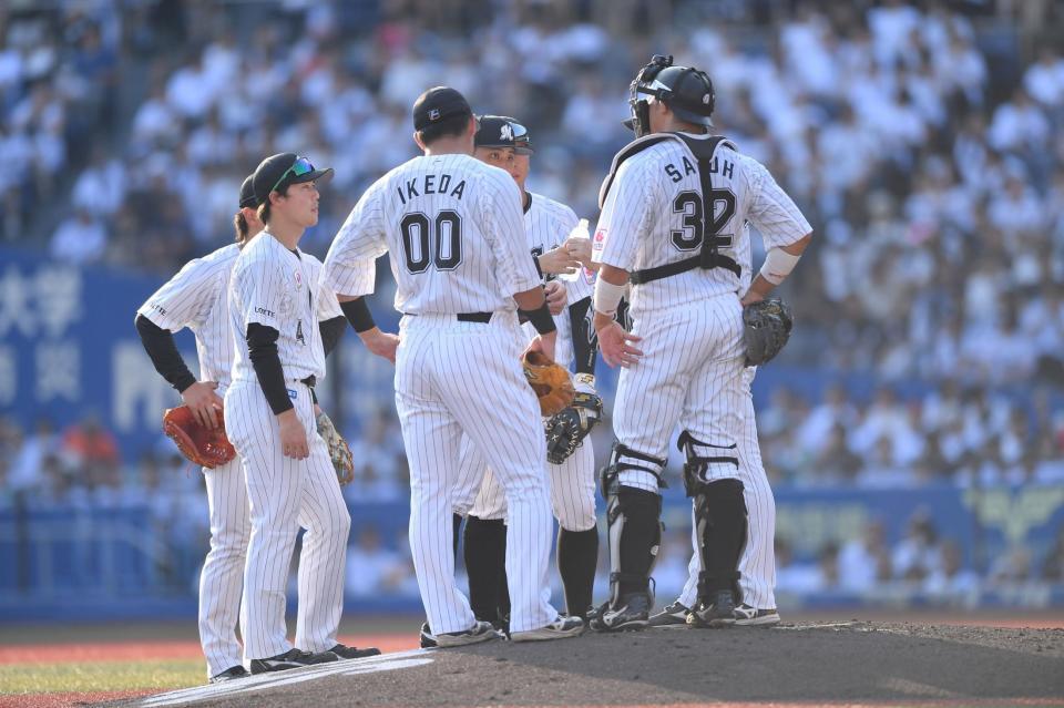 　２回、嶺井に先制の中前適時打を打たれた小島（中央）の元に集まるロッテナイン（撮影・開出牧）