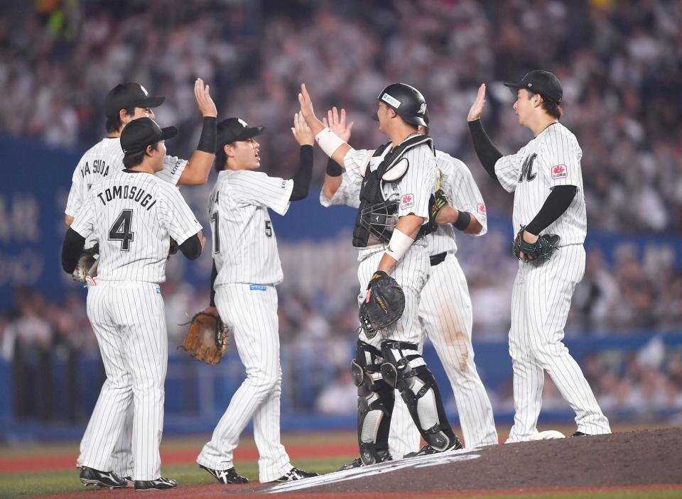 　ソフトバンクに連勝しタッチを交わすロッテナイン（撮影・開出牧）