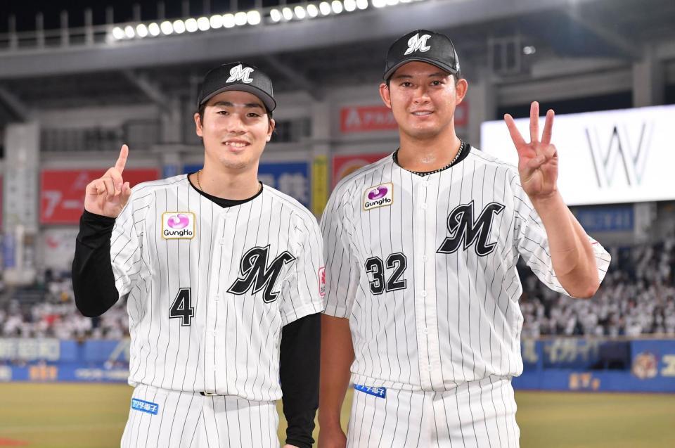 　プロ初本塁打の左越えソロを放ち笑顔でポーズを決める友杉（左）と同点ソロを放った佐藤（撮影・開出牧）