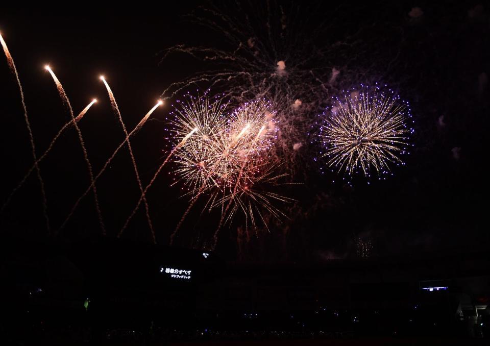 　試合後に打ち上げられたＺＯＺＯマリンスタジアムの夏空を彩る花火（撮影・開出牧）