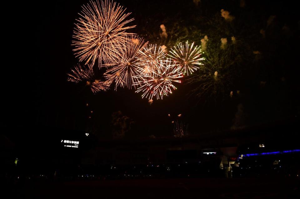 　試合後に打ち上げられた幕張の夏空を彩る花火（撮影・開出牧）