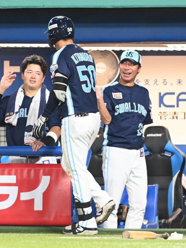 　５回、左越えソロを放った北村恵を笑顔で迎える高津監督（右）＝撮影・園田高夫