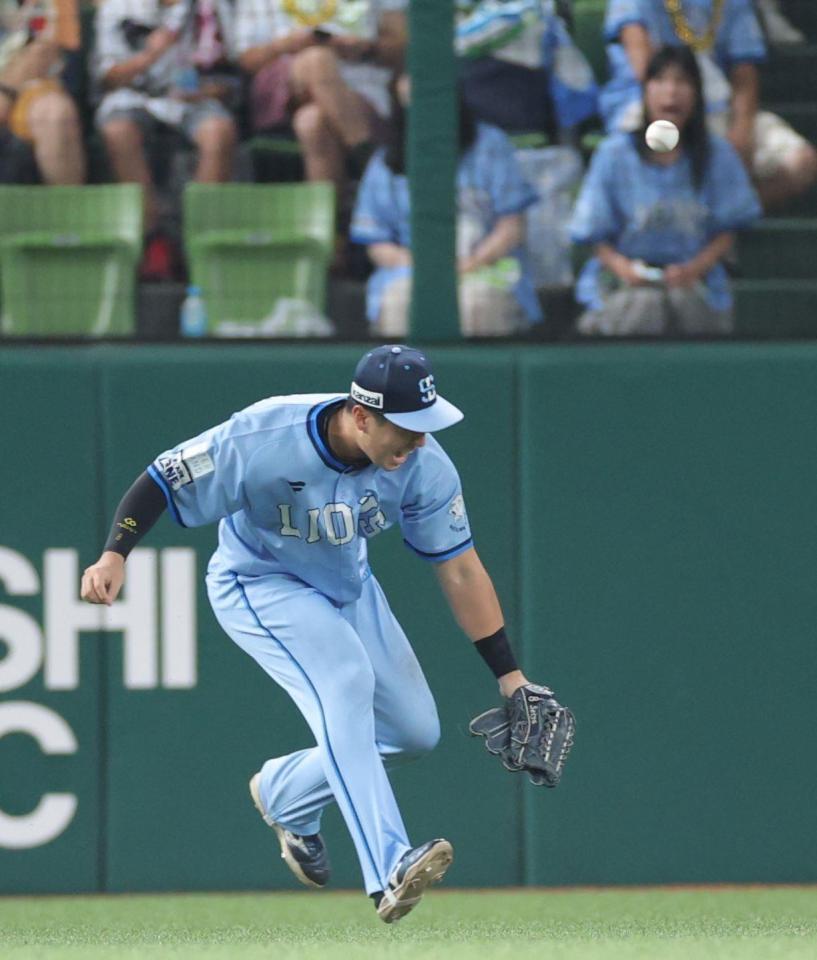 　４回、若月の打球を渡部聖が落球し、オリックスに先制を許す（撮影・西岡正）