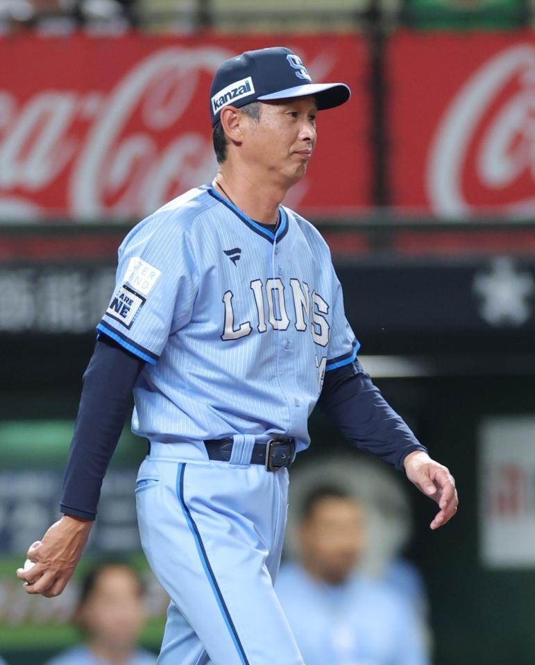 　６回、投手交代を告げに向かう西口監督（撮影・西岡正）