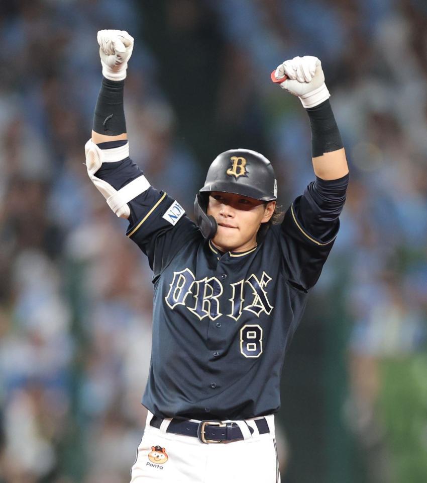 　９回、２点二塁打を放ち、ベンチへ向かってガッツポーズの麦谷（撮影・西岡正）