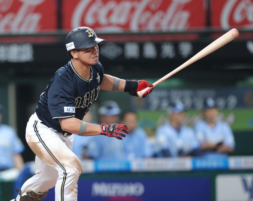 　６回、右前打を放つ頓宮（撮影・西岡正）