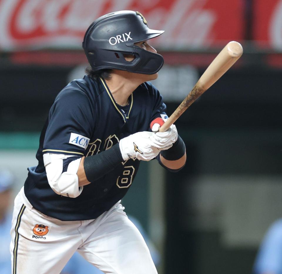 　９回、中越えに２点二塁打を放つ麦谷（撮影・西岡正）