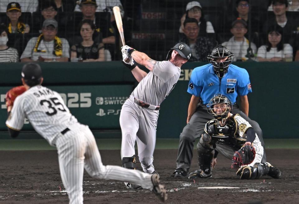 　７回、適時二塁打を放つキャベッジ（撮影・飯室逸平）