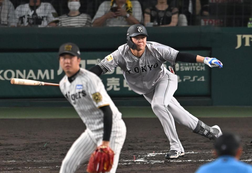 　７回、左前打を放つ中山（撮影・飯室逸平）