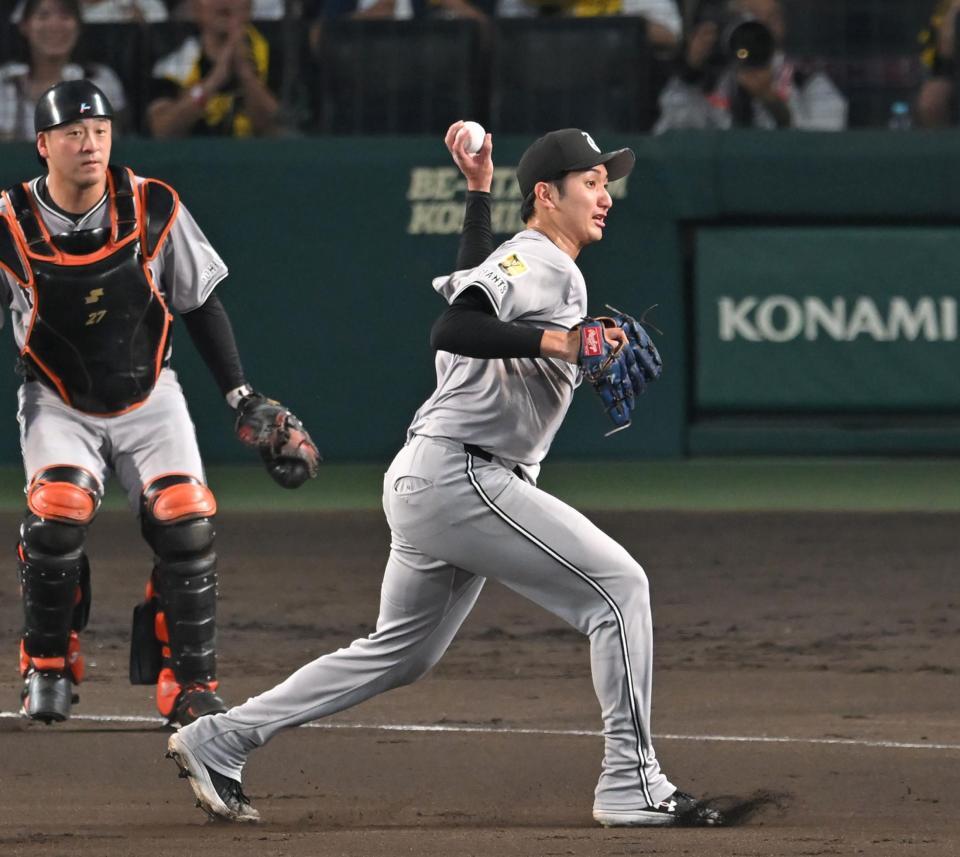 　２回、素早いバント処理で佐藤輝の進塁を阻止する横川（撮影・飯室逸平）