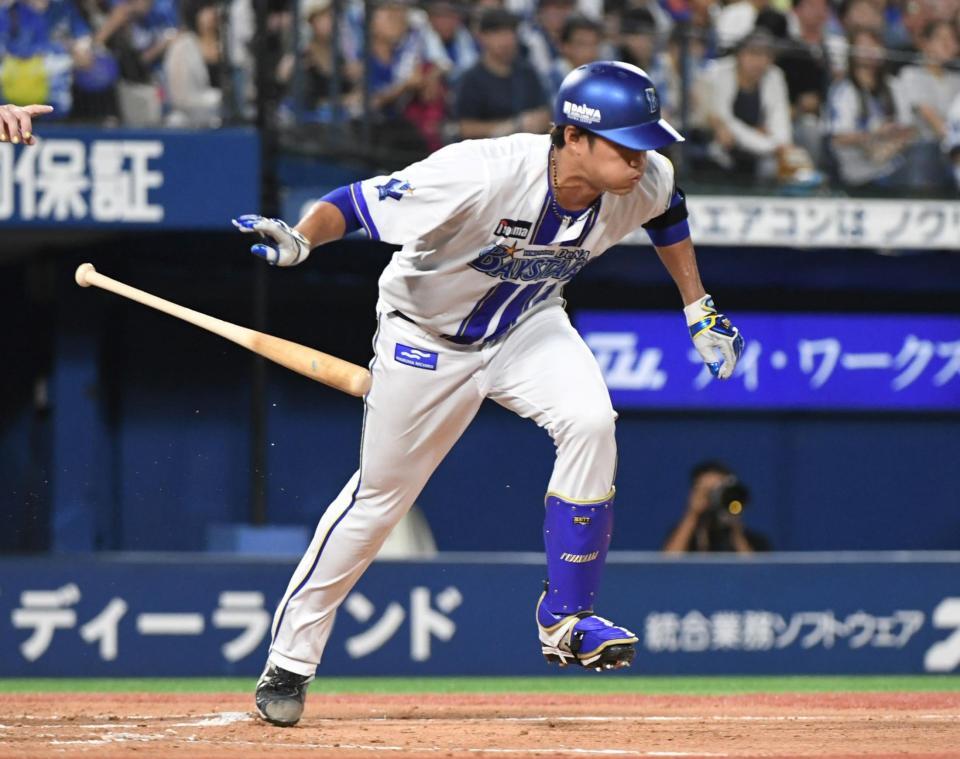 　５回、藤浪は投前に送りバントを決める（撮影・佐藤厚）