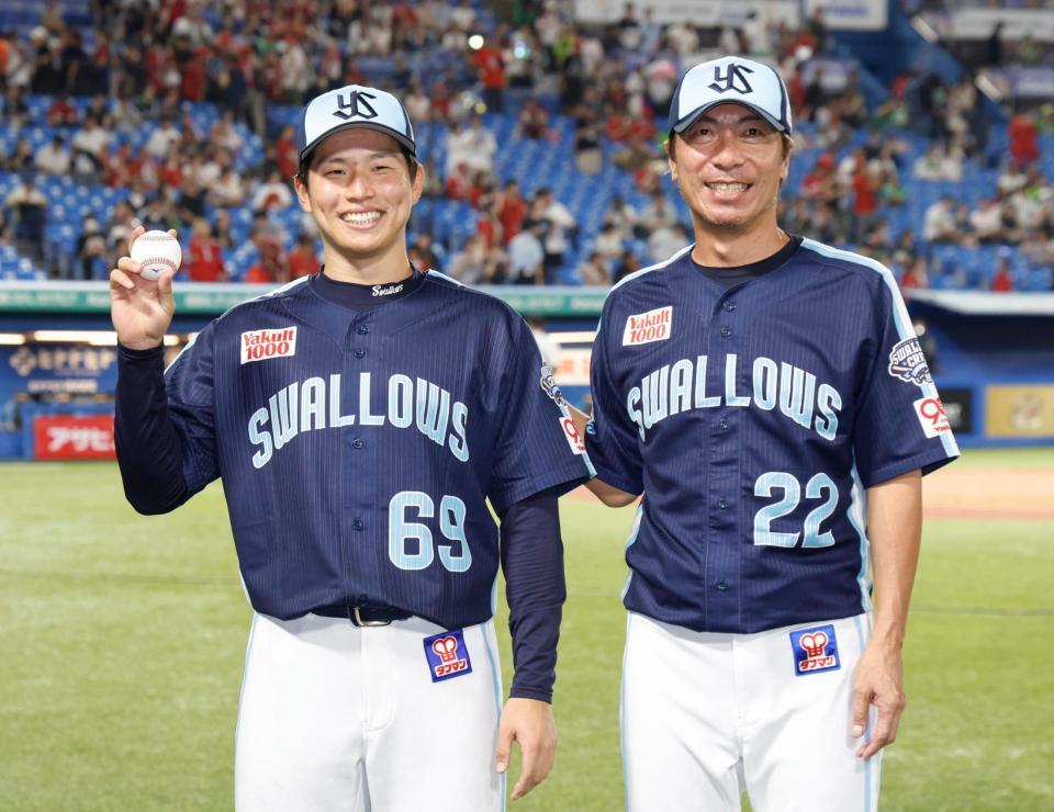 　プロ初勝利を挙げた下川。右は高津監督