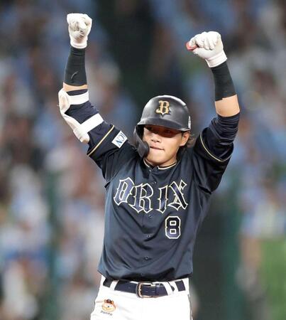 　９回、２点二塁打を放ち、ガッツポーズする麦谷（撮影・西岡正）