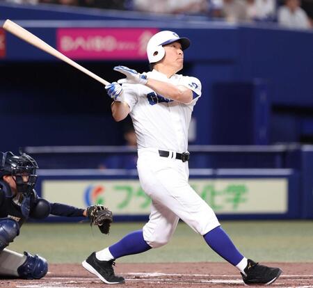 　３回、右越えに先制３ランを放つ松井氏（撮影・中田匡峻）