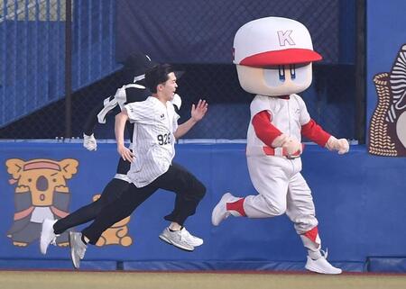 　恒例のイニング間イベントの「ダッシュマンレース」にサプライズ出場し激走する鈴木福（手前）。右はハロプロくん＝８月３１日