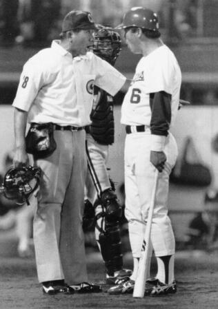 　６回、見逃しの三振に倒れた中日・落合博満は、山本文男球審（左）のストライクの判定に厳しく抗議＝１９９１（平成３）年５月３０日、浜松球場　（共同）