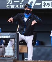 　５回、清宮幸に指示を送る新庄監督（撮影・中島達哉）