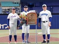 　野球殿堂入りの表彰を受けたイチロー氏。左は福知山成美・新谷早琴さん、右は松井秀喜氏（撮影・中田匡峻）