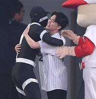 　ダッシュマンレースに敗れたが、ダッシュマン（左）と抱き合う鈴木福＝８月３１日