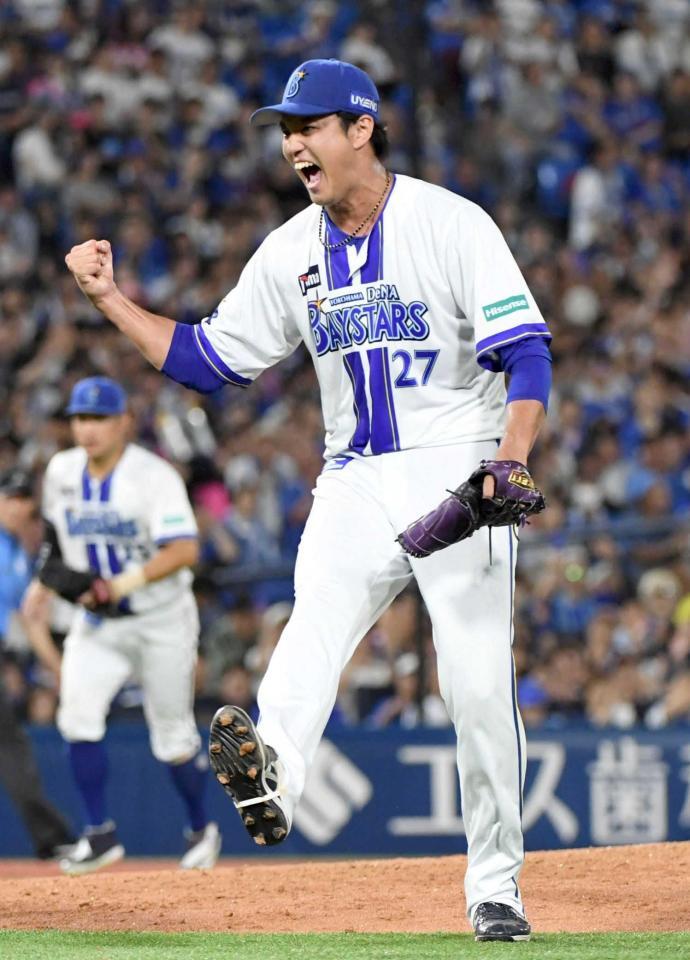 　６回、板山を空振り三振に仕留め、ガッツポーズする藤浪（撮影・佐藤厚）