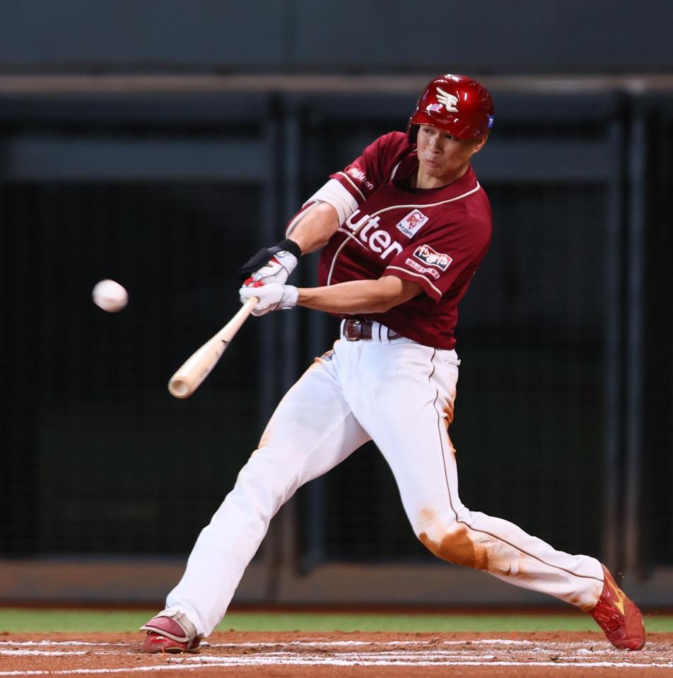 　１１回、右越えに先制ソロを放つ中島（撮影・中島達哉）