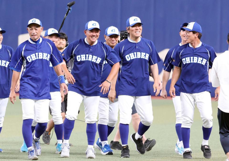 　笑顔で練習する（左から）イチロー氏、松坂大輔氏、松井氏、松井稼頭央氏