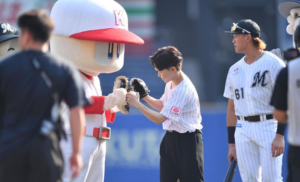 　始球式でキャッチャーを務めたパワプロくん（左）とグータッチを交わす鈴木福。右は打者を務めたロッテ・山本大斗＝８月３１日