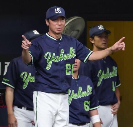 １回、オスナの打球を巡りリクエストをする高津監督（撮影・坂部計介）