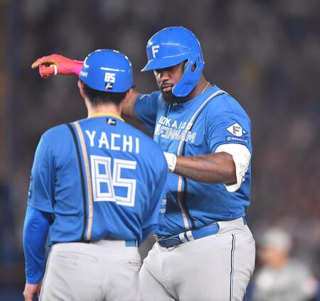 【写真】日本ハム　三回に一挙５点のビッグイニング　適時打を放ちコーチとタッチを交わすレイエス