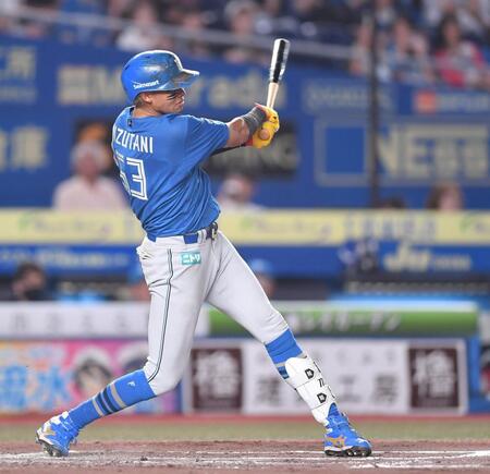 ３回、先制の中越え適時二塁打を放つ水谷（撮影・開出牧）