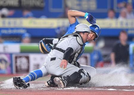 ６回、水谷が二盗を決める間にホームスチールに成功した万波（後方）。捕手・田村（撮影・開出牧）