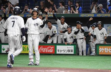 １回、田村（左）が先制本塁打を放ち、歓喜するベンチ（撮影・佐藤厚）