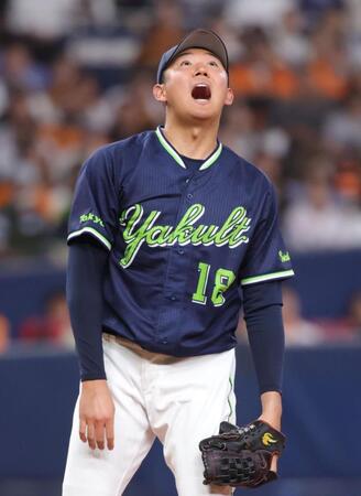 ４回、同点本塁打を浴び、驚いた表情で打球を見る奥川（撮影・坂部計介）