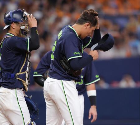 ５回、吉川に押し出しの四球を与え、ガックリの奥川（撮影・坂部計介）