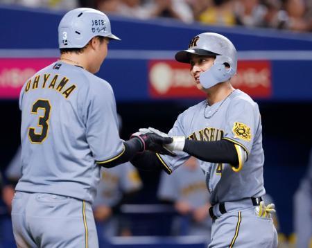 　３回、プロ初本塁打となる２ランを放ち、大山（左）とタッチを交わす阪神・熊谷＝バンテリンドーム