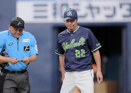 ７回、選手交代を告げる高津監督