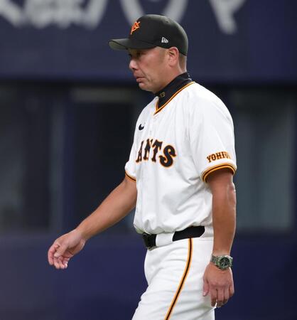 ７回、選手交代を告げ、ベンチに戻る阿部監督（撮影・坂部計介）