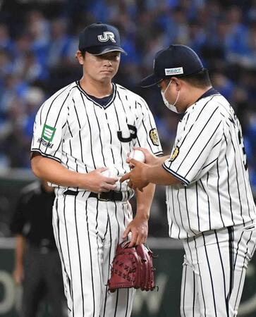 ８回、２点適時二塁打を打たれ降板するＪＲ西日本・高田（左）＝撮影・佐藤厚
