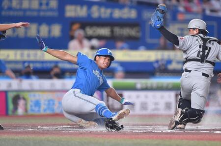 ６回、水谷が二盗を決める間に三塁からホームスチールに成功した万波（左）＝撮影・開出牧