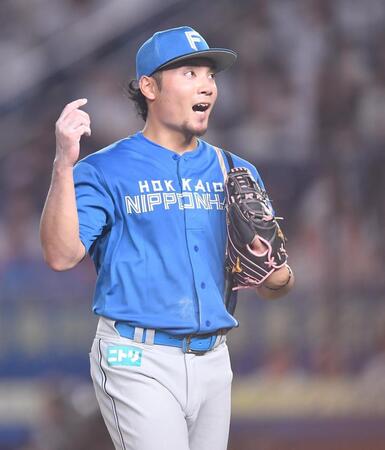 ５回、ソトを空振り三振に仕留め、してやったりの表情を浮かべる伊藤（撮影・開出牧）