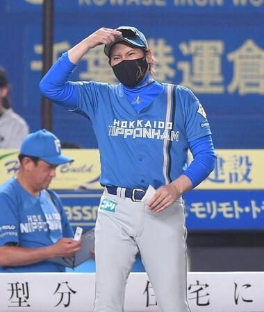 ８回、投手交代を告げる新庄監督（撮影・開出牧）