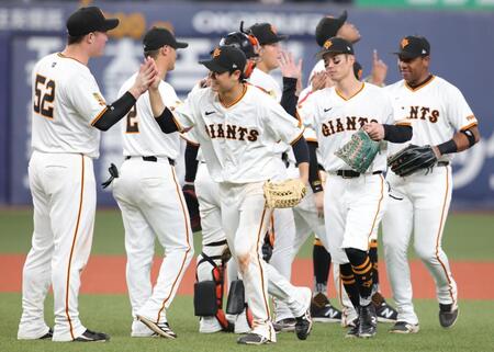 連敗をとめ、タッチをかわす巨人ナイン（撮影・坂部計介）